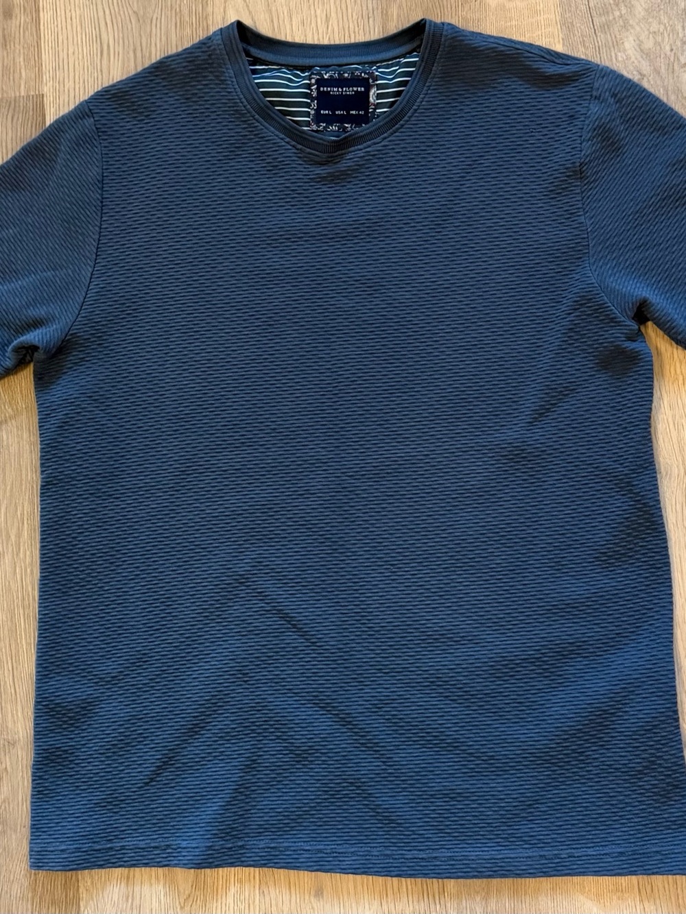 Denim & Flower Ricky Singh Textured Navy V-Neck T-Shirt Men’s Large - Picture 3 of 14